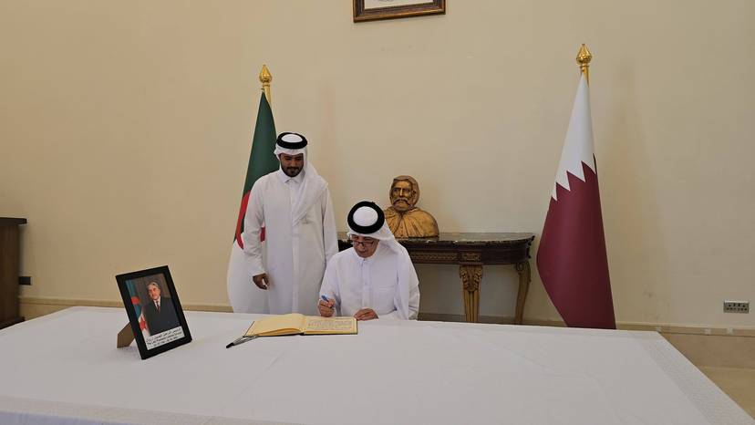 S.E. M. Sultan bin Saad Al Muraikhi, Ministre d’État aux Affaires Étrangères du Qatar, rend visite à l’Ambassade d’Algérie à Doha pour présenter ses condoléances suite au décès de l'ex-président Liamine Zeroual