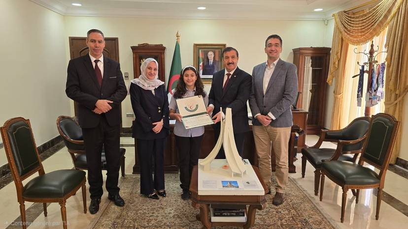 السفير صالح عطية يكرم التلميذة سامية البشير تقديرًا لإبداعها في مجسم "مقام الشهيد"