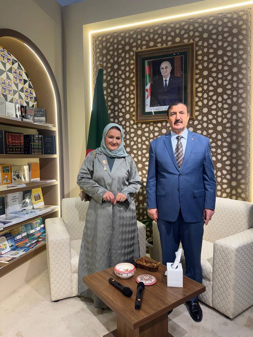 السفير صالح عطية يستقبل الإعلامية القديرة موزة آل إسحاق بالجناح الجزائري في معرض الدوحة الدولي للكتاب