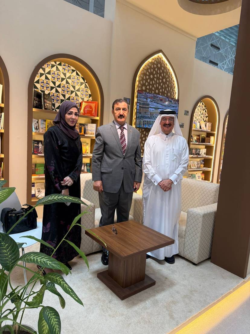 السفير صالح عطية يستقبل نائب رئيس اللجنة الوطنية لحقوق الإنسان ومديرة مركز الدوحة العالمي للأشخاص ذوي الإحتياجات الخاصة في الجناح الجزائري بمعرض الدوحة للكتاب