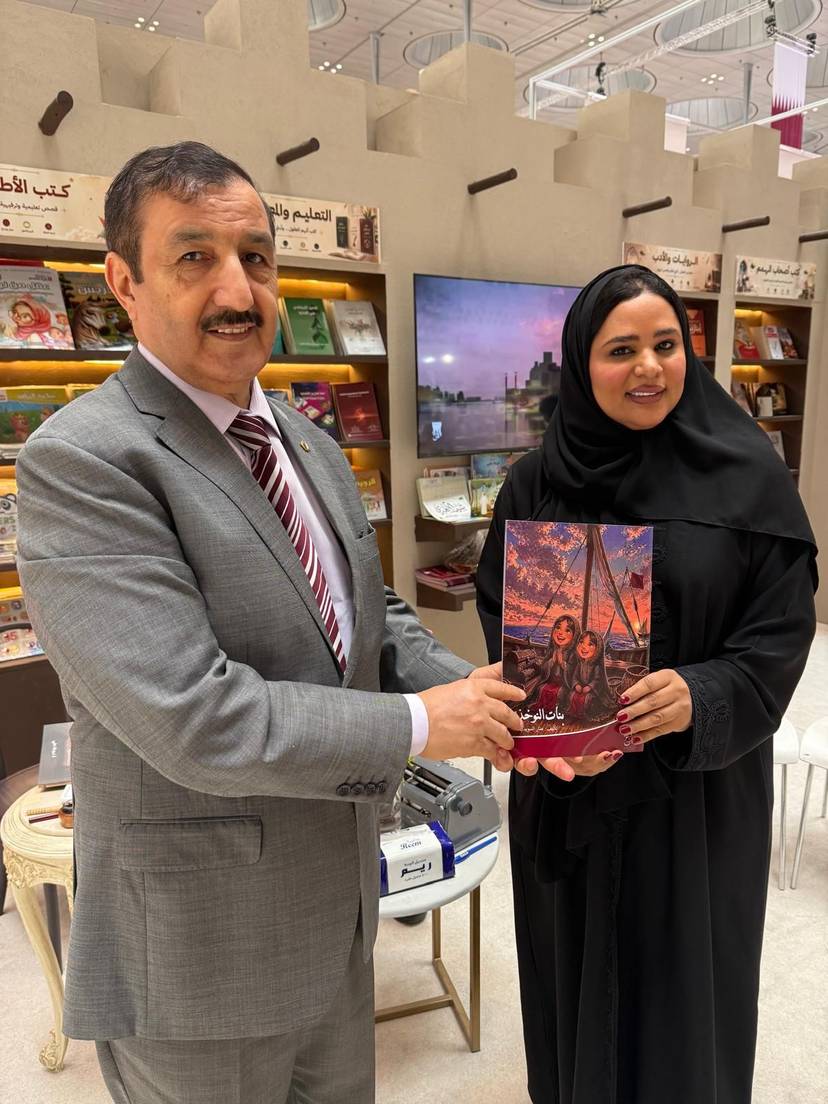 السفير صالح عطية يتسلم إهداء نسخة من كتاب "مكارم الأخلاق" للكاتبة والإعلامية نجاة علي