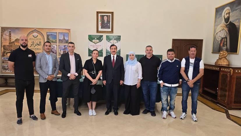 السفير صالح عطية مع الفريق الإعلامي المكلف بتغطية الانتخابات التشريعية 02 جويلية داخل مقر سفارة الجزائر في قطر