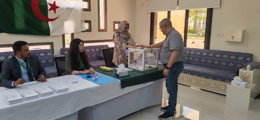 افتتاح مكتب الخور لانتخاب أعضاء المجلس الشعبي الوطني و استمرار عملية التصويت بمقر سفارة الجزائر بالدوحة