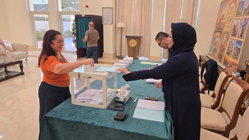 تواصل عملية التصويت لانتخاب أعضاء المجلس الشعبي الوطني بسفارة الجزائر بالدوحة ومكتب الخور