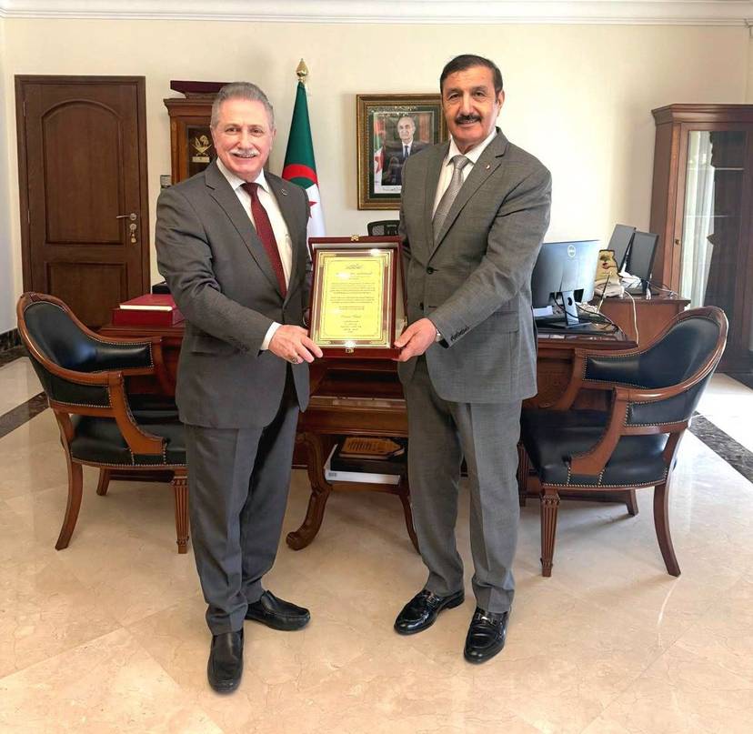 Le journaliste Mounir Tabaâ honore l’Ambassadeur Salah Attia en reconnaissance de son soutien aux journalistes participant au Salon international du tourisme et des voyages SITEV 2026 en Algérie